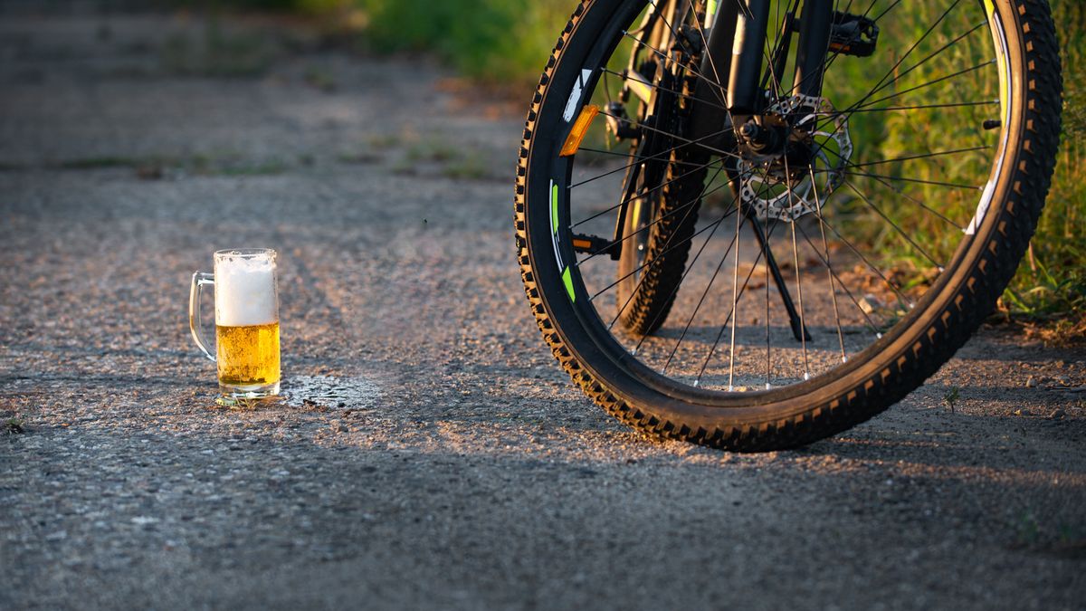 Jeżdżąc rowerem powinniśmy odpuścić sobie alkohol 