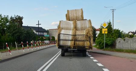 Czy można wyprzedzać traktor na podwójnej ciągłej? Trzeba spełnić jeden warunek