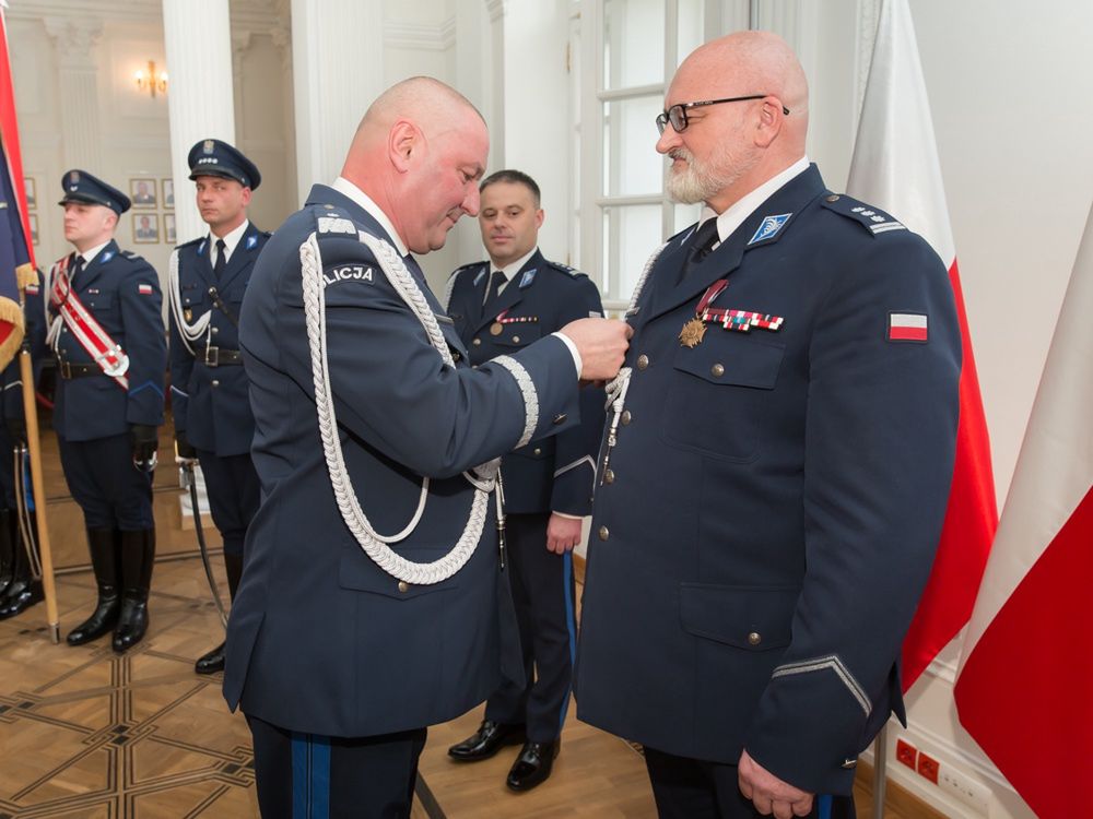 Nowy komendant stołeczny, insp. Dariusz Walichnowski (z pr.) i ustępujący, nadinsp. Paweł Dzierżak (z l.)