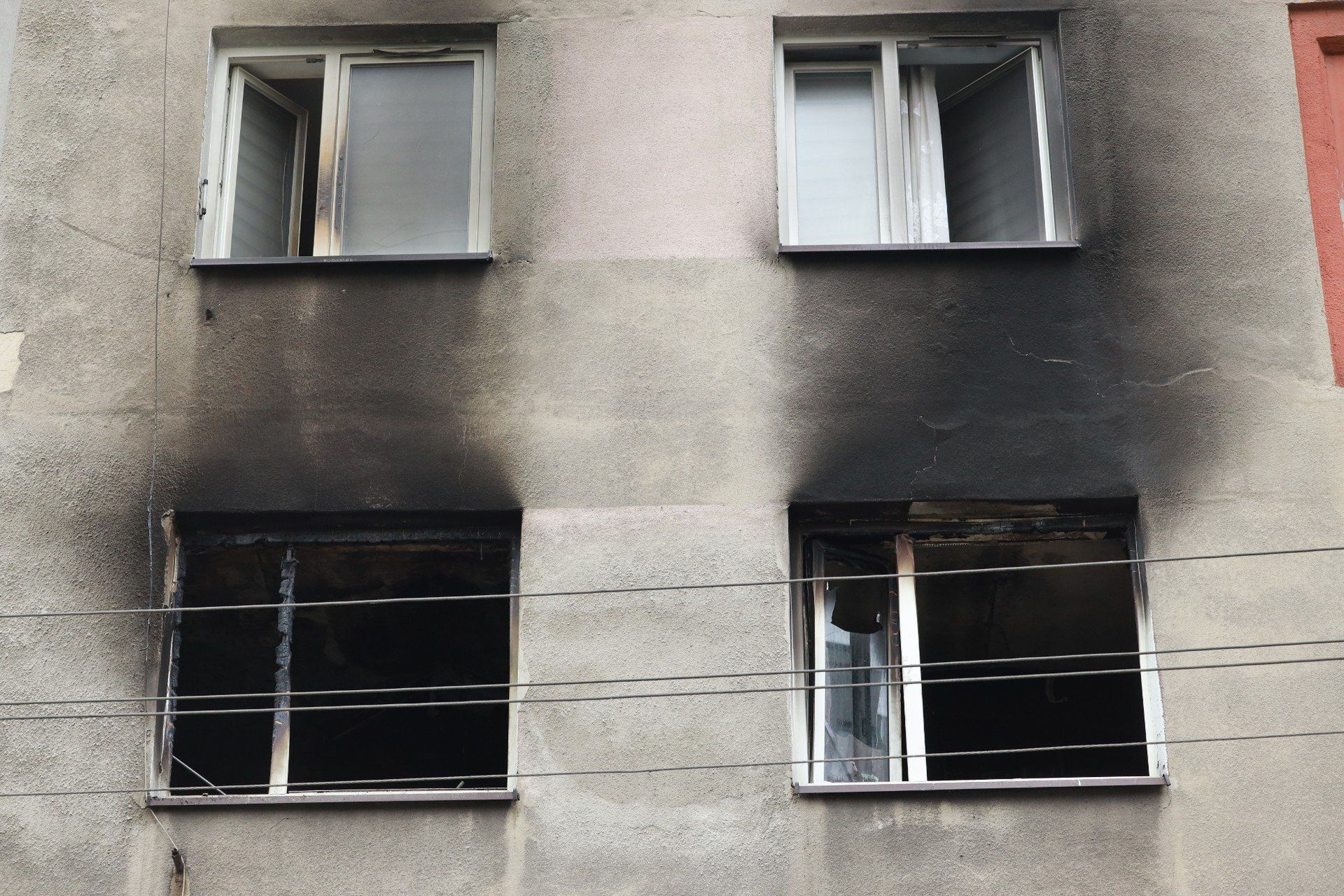 Dramatyczna noc w Chorzowie. Mieszkanka bloku, gdzie doszło do tragicznego pożaru: &#34;Nagle ktoś zaczął przeraźliwie walić w drzwi&#34;
