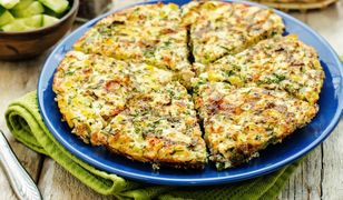 Gotowanie na ekranie: Omlet czosnkowy z kurczakiem i cukinią