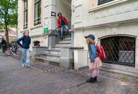 Holandia otwiera szkoły. Epidemia koronawirusa wcale nie wygasa