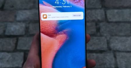 Xiaomi Mi 10 na wideo. Ma mieć ultra cienkie ramki, obsługę HEIF i ładowanie zwrotne