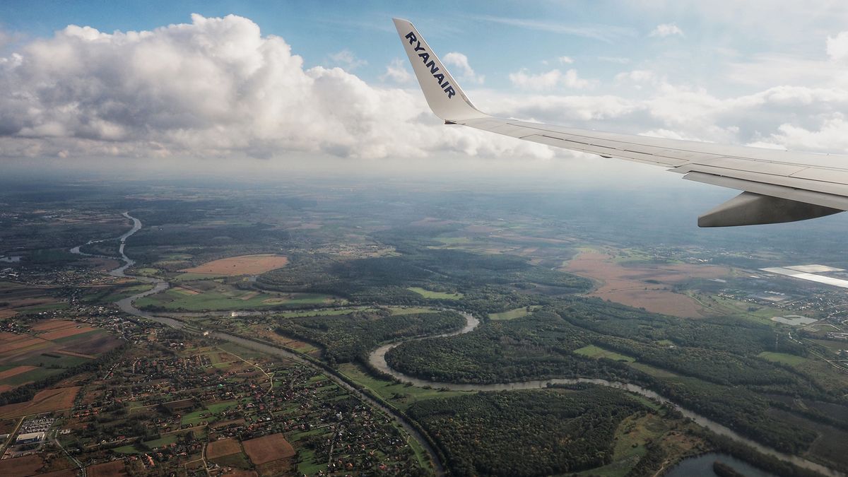 Dron przeleciał 100 m od lądującego w Modlinie samolotu 1