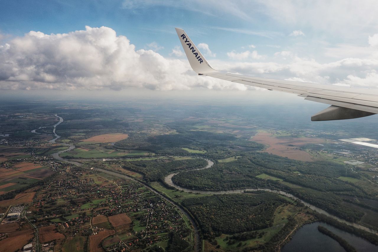 Dron przeleciał 100 m od lądującego w Modlinie samolotu