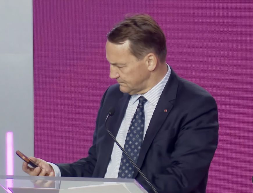 Sikorski przerwał przemowę — dzwonił do niego szef NATO