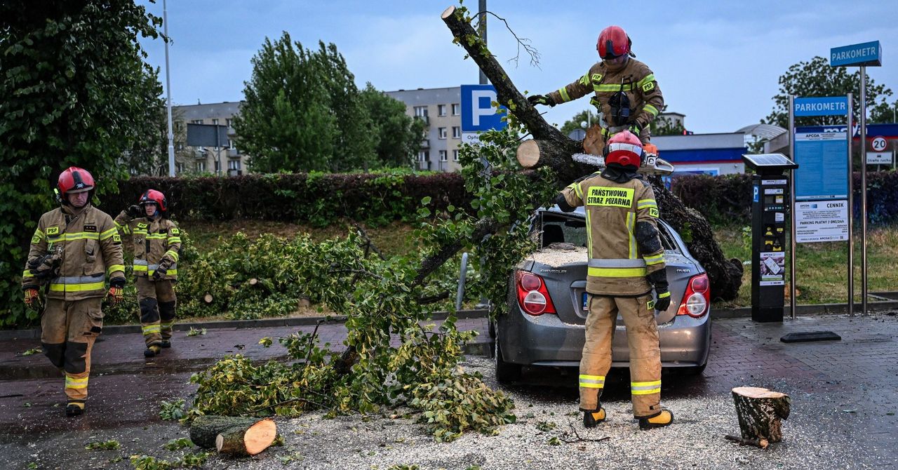 Burza nad Przemyślem. Strażacy z wielu jednostek w akcji