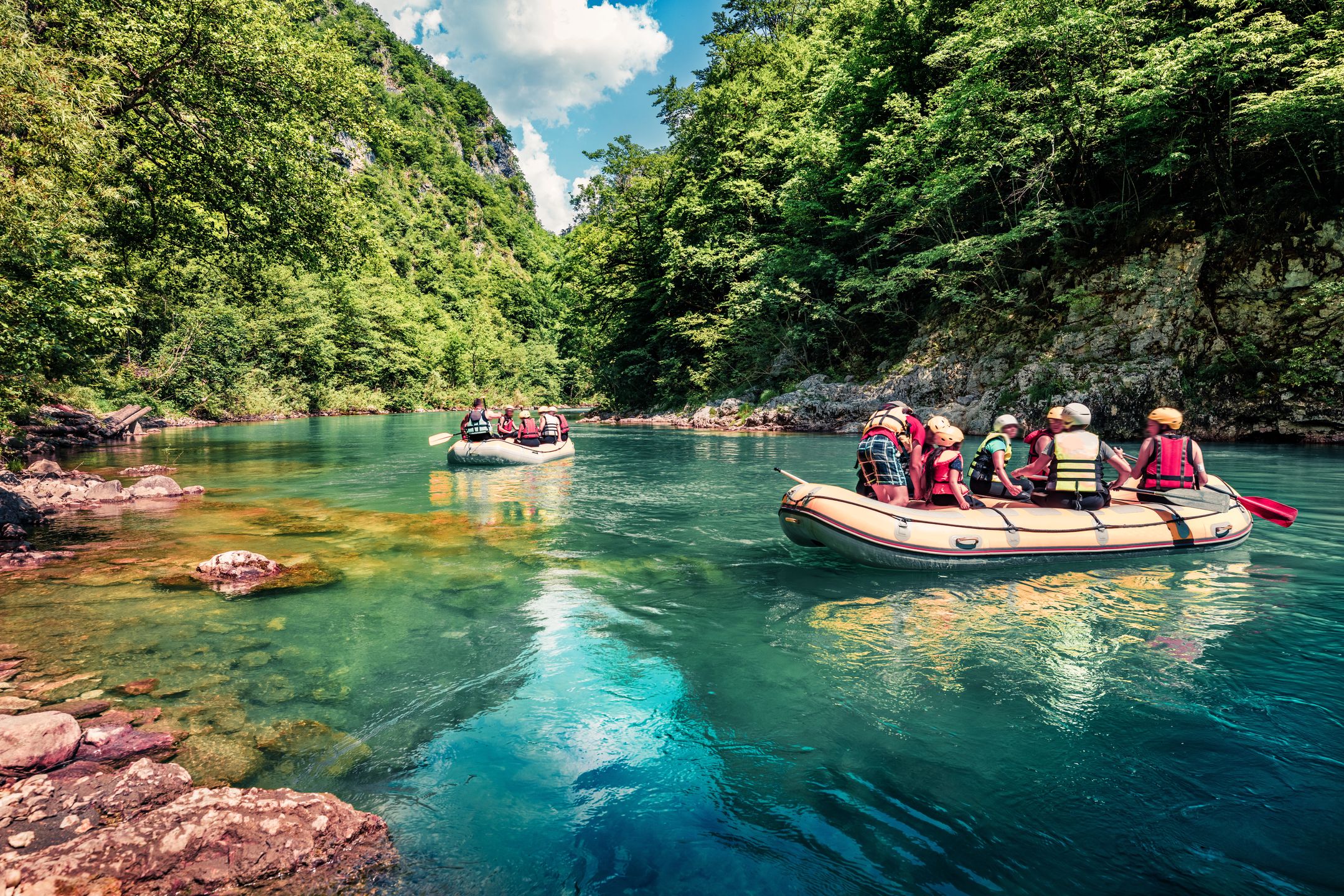Rafting turkusowymi wodami rzeki Tary zapewnia uczestnikom niezapomniane widoki