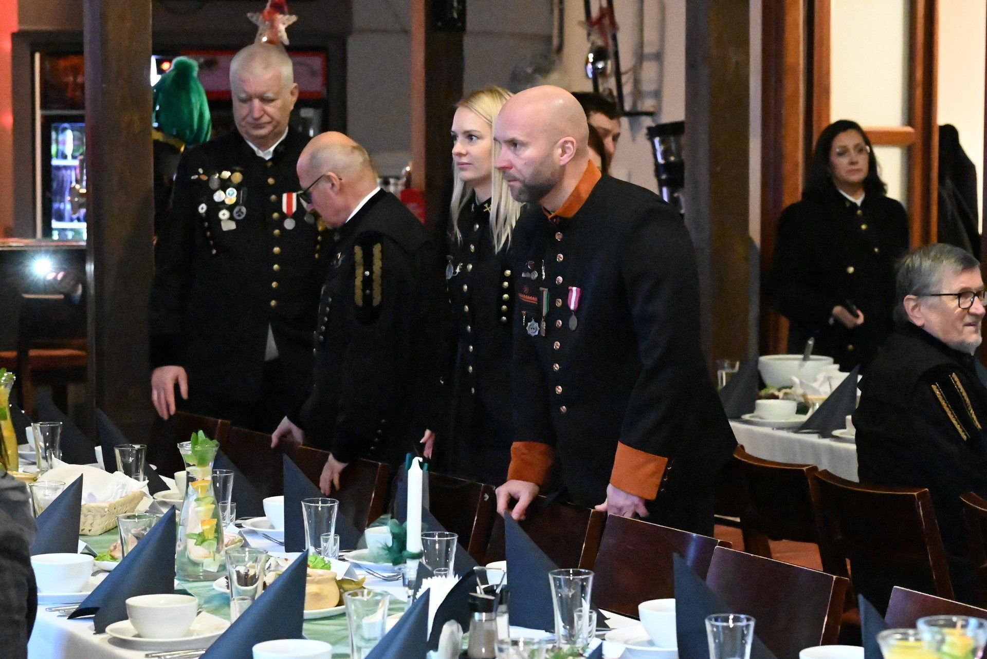 Górnicy podczas Barbórkowej Biesiady w Plejadzie w Kielcach - wspólne świętowanie po pochodzie