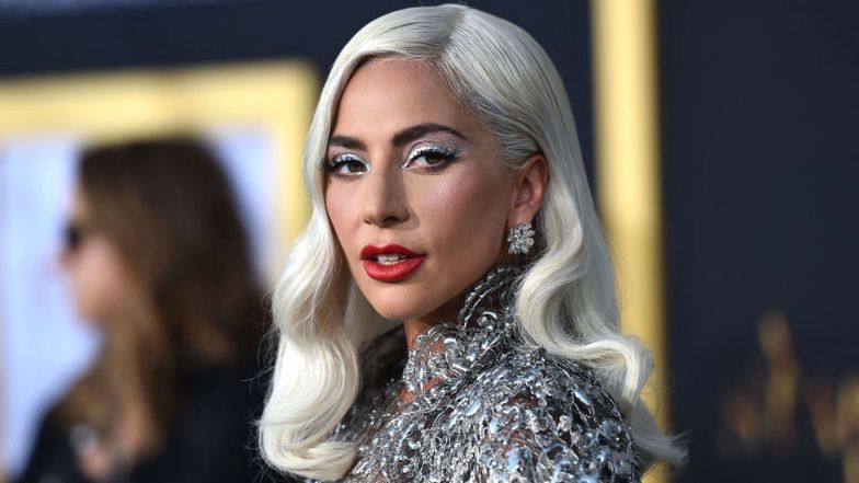 Lady Gaga ZARĘCZYŁA SIĘ?! Paparazzi zauważyli pierścionek na jej palcu (ZDJĘCIA)