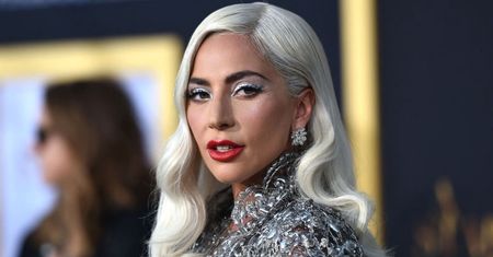 Lady Gaga ZARĘCZYŁA SIĘ?! Paparazzi zauważyli pierścionek na jej palcu (ZDJĘCIA)
