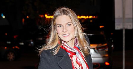 Marta Wierzbicka nago w łóżku. Zakryła się tylko kołdrą
