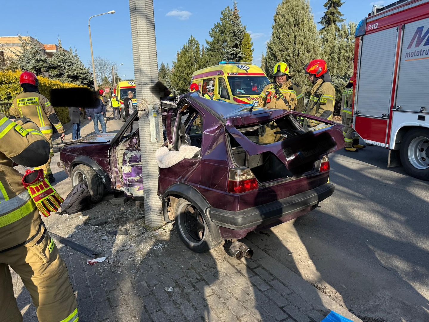 Samochód owinął się wokół latarni. 17-letni kierowca nie żyje