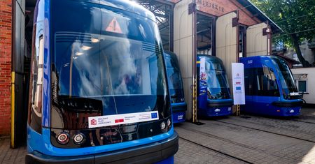 Toruń. Na tory wyjadą kolejne nowe tramwaje. PESA dostarczy cztery Swingi