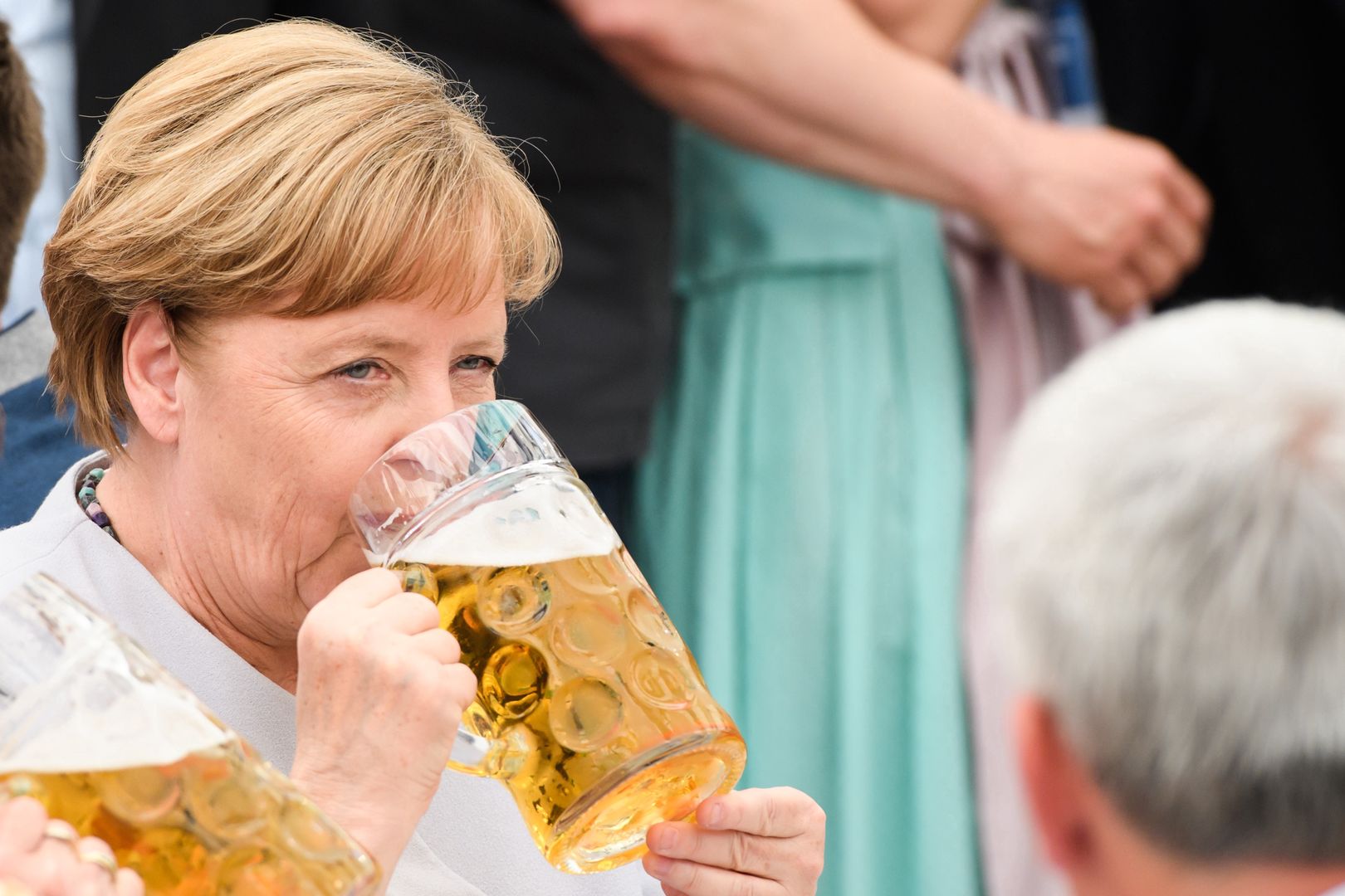 Angela Merkel nie napije się piwa. Została "ukarana"