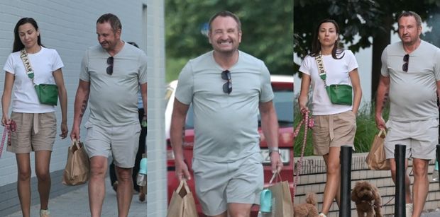 Marek Kościkiewicz spaceruje z młodszą o 28 lat partnerką i stroi miny do fotografów. Ładnie razem wyglądają? (ZDJĘCIA)