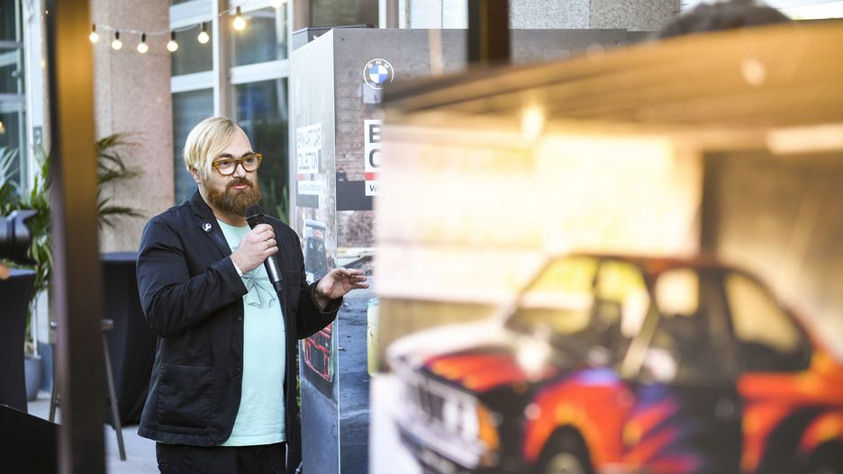 Stach Szabłowski na wystawie BMW Art Car Collection