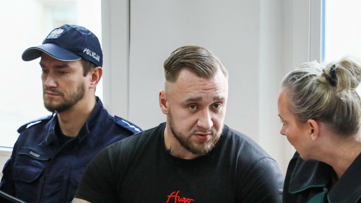 Kolejna rozprawa w procesie ?ukasz ?akaFot. Dawid Wolski/East News, 21.11.2025. Sad Rejonowy dla Warszawy-Srodmiescia. Kolejna rozprawa w procesie Lukasz Zaka, oskarzonego o spowodowanie smiertelengo wypadku na Trasie Lazienkowskiej.N/z: Lukasz Zak i mec. Izabela LawinskaDawid Wolski