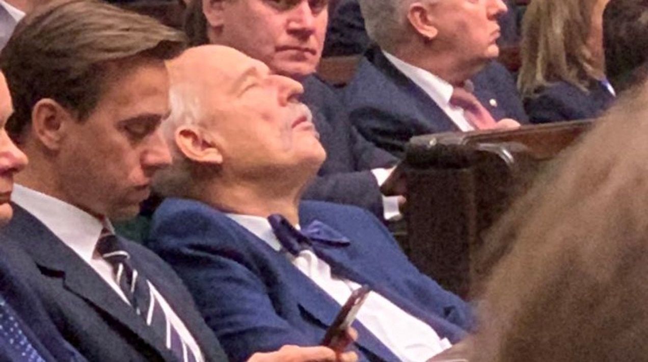 Drzemka Janusza Korwin-Mikke w ławie sejmowej. 