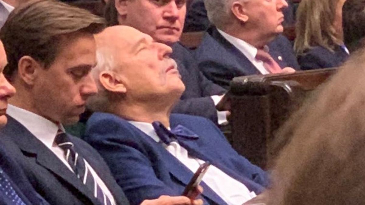 Drzemka Janusza Korwin-Mikke w ławie sejmowej. 