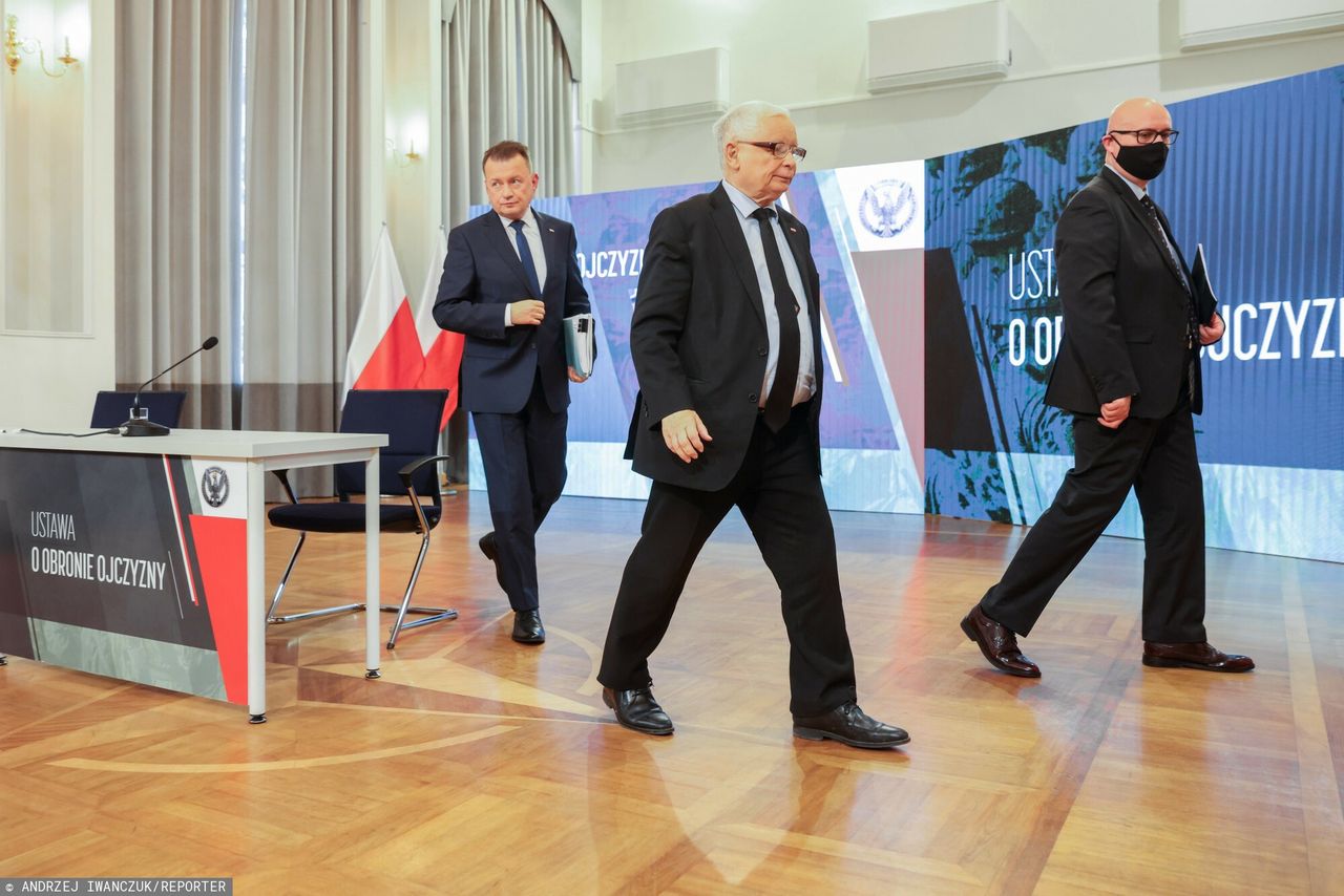 Wicepremier Jarosław Kaczyński i szef MON Mariusz Błaszczak wystąpili we wtorek na konferencji prasowej, prezentując nową ustawę.