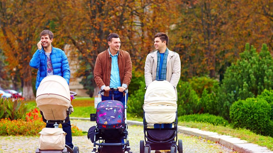 Na spacer z dzieckiem warto wysłać również jego tatę. 