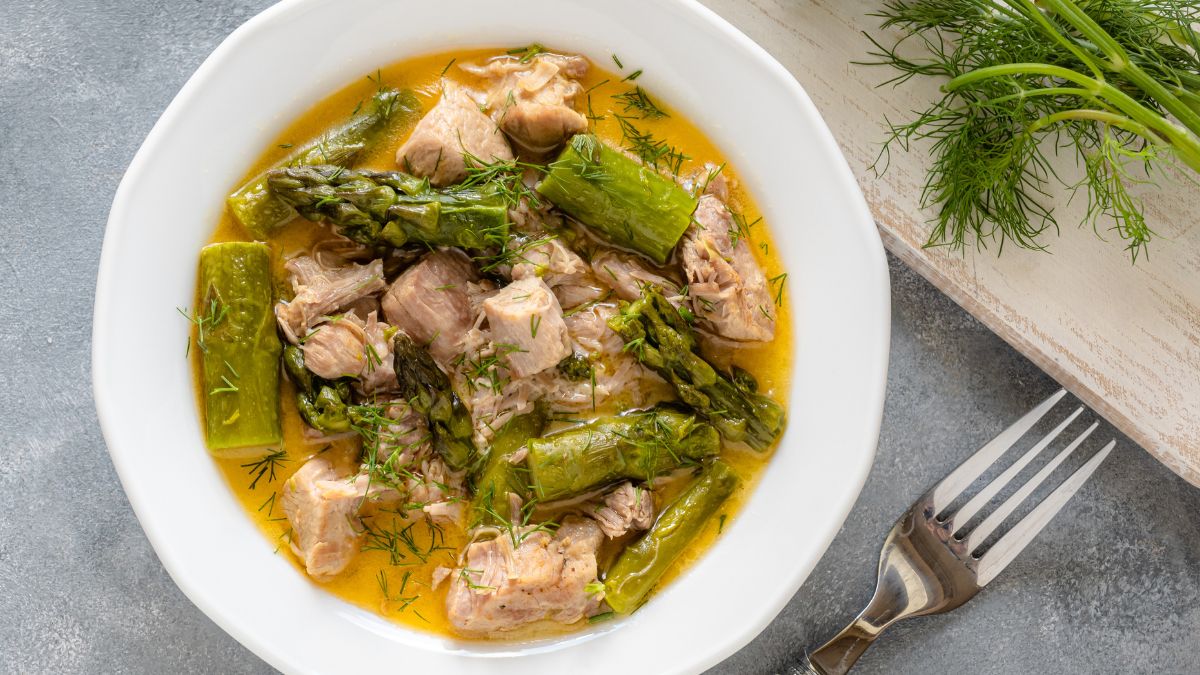 Gulasz z indyka ze szparagami podaję z ryżem jaśminowym