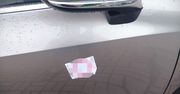Nakleił "karne" naklejki na źle zaparkowane auto. Straty oszacowano na 5,5 tys. zł