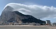 "Podniebny wodospad" na Gibraltarze. Zdjęcia pokazują niezwykły moment