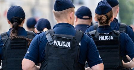 Potrącił policjantkę i uciekł do lasu. Trwa obława