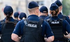 Potrącił policjantkę i uciekł do lasu. Trwa obława