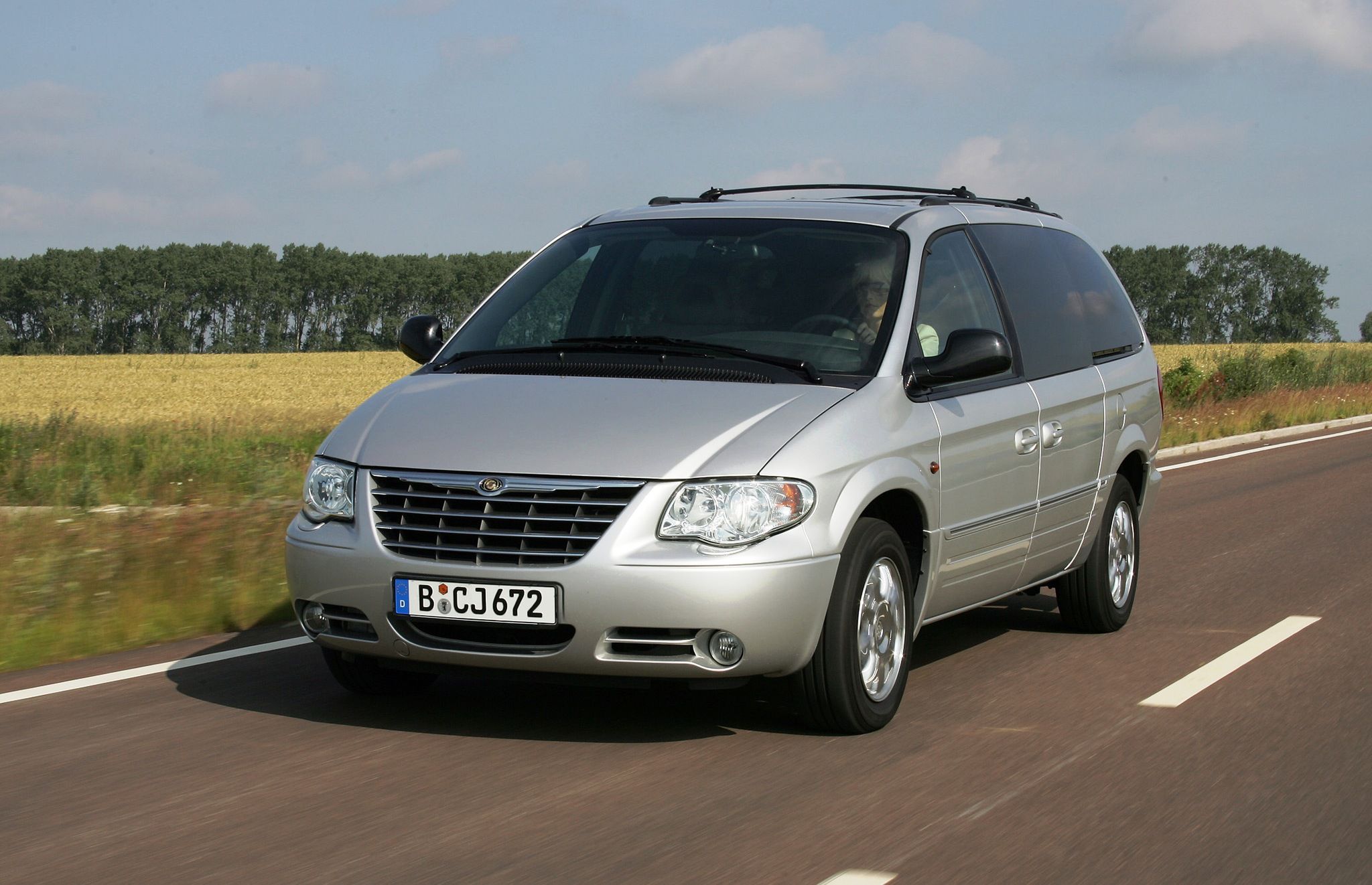 Jeden z najtańszych i największych samochodów z automatem za mniej niż 10 tys. zł. Chrysler Voyager jest świetnym autem rodzinnym, ale potrzebuje w naszych warunkach LPG.