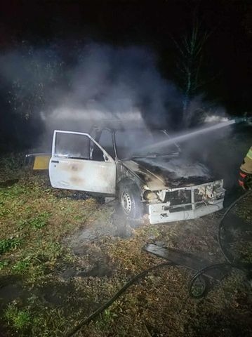 Nocny pożar samochodu
