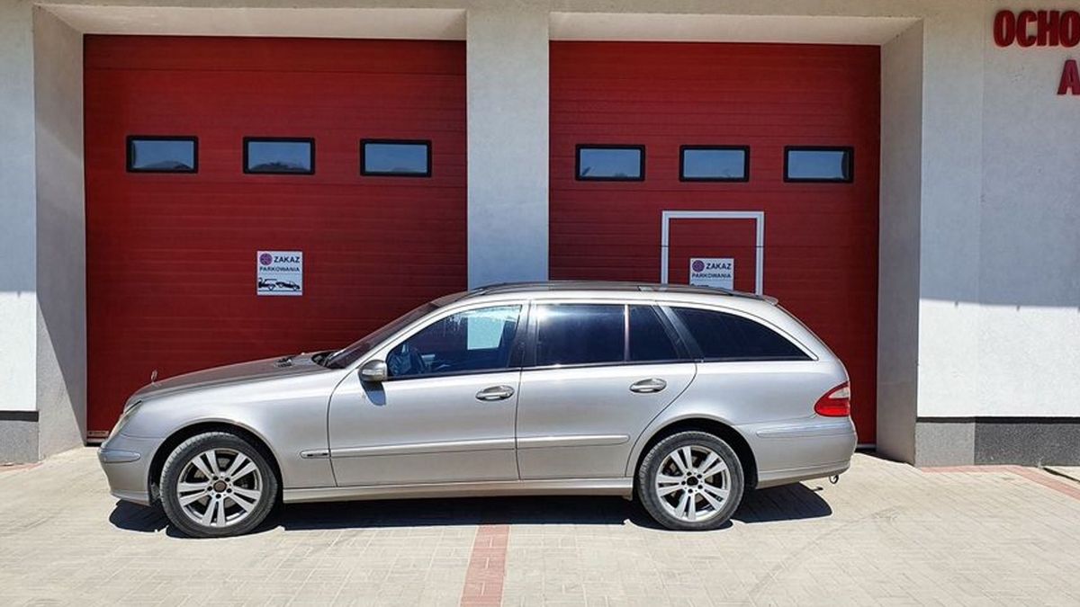 "Właściciel tej srebrnej strzały otrzymuje od strażaków tytuł "Kierowiec Roku" - w kategorii parkowanie" - czytamy na profilu OSP Augustów-Lipowiec.