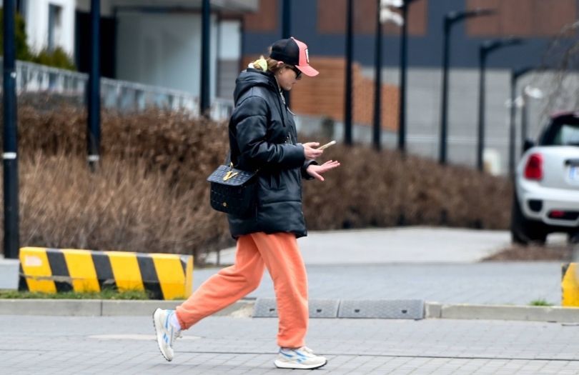 Joanna Opozda spaceruje po Warszawie