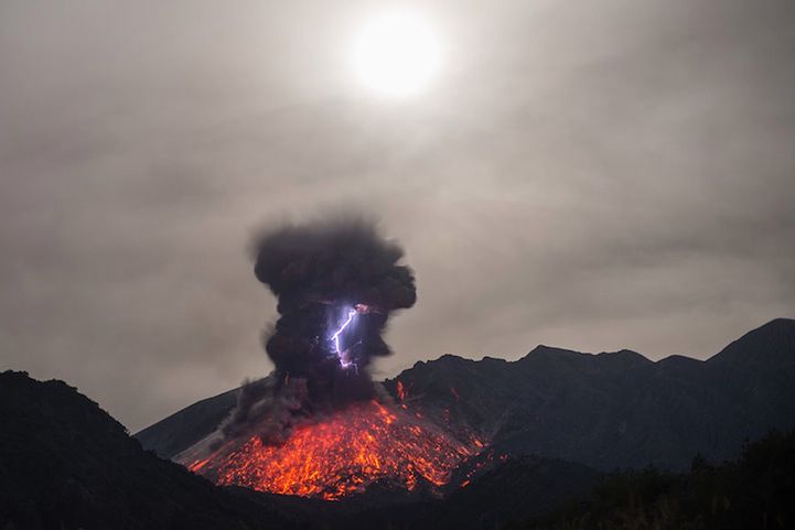 Oto potęga natury. Zobacz niezwykłe zdjęcia przedstawiające erupcję wulkanu 2