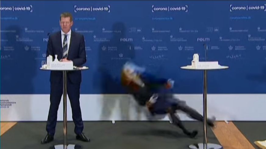 Podczas konferencji, na której ogłaszano rezygnację ze szczepionek AstraZeneki doszło do nieprzyjemnego zdarzenia. 