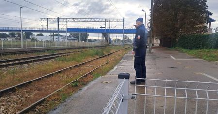 Kontrole przy torach w Ostrowcu. Policjanci połączyli siły z SOK