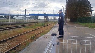 Kontrole przy torach w Ostrowcu. Policjanci połączyli siły z SOK