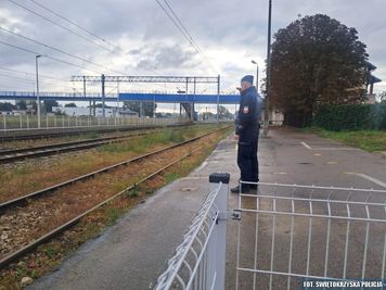 Kontrole przy torach w Ostrowcu. Policjanci połączyli siły z SOK