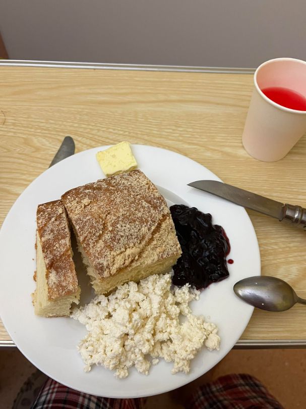 Piotr Bałtroczyk pokazał posiłek w szpitalu