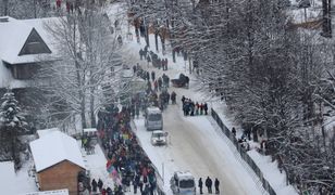 "Polacy jeżdżą na nartach, piją i imprezują". Zagraniczne media o poluzowaniu obostrzeń w Polsce