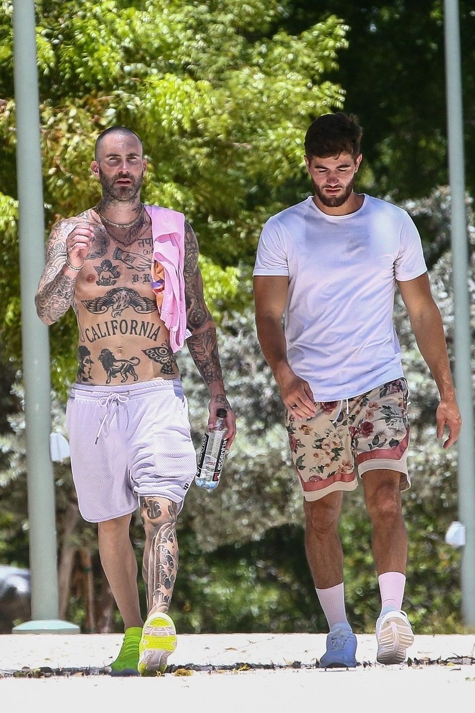 Adam Levine bez koszulki paraduje po Miami