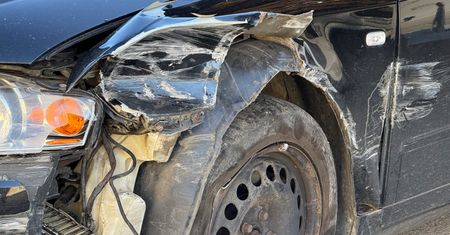 Pijany kierowca audi uszkodził barierki w Szamocinie. Był też poszukiwany