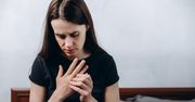 Dlaczego drętwieją nam ręce i nogi w nocy? Sprawdź, co może oznaczać ten objaw