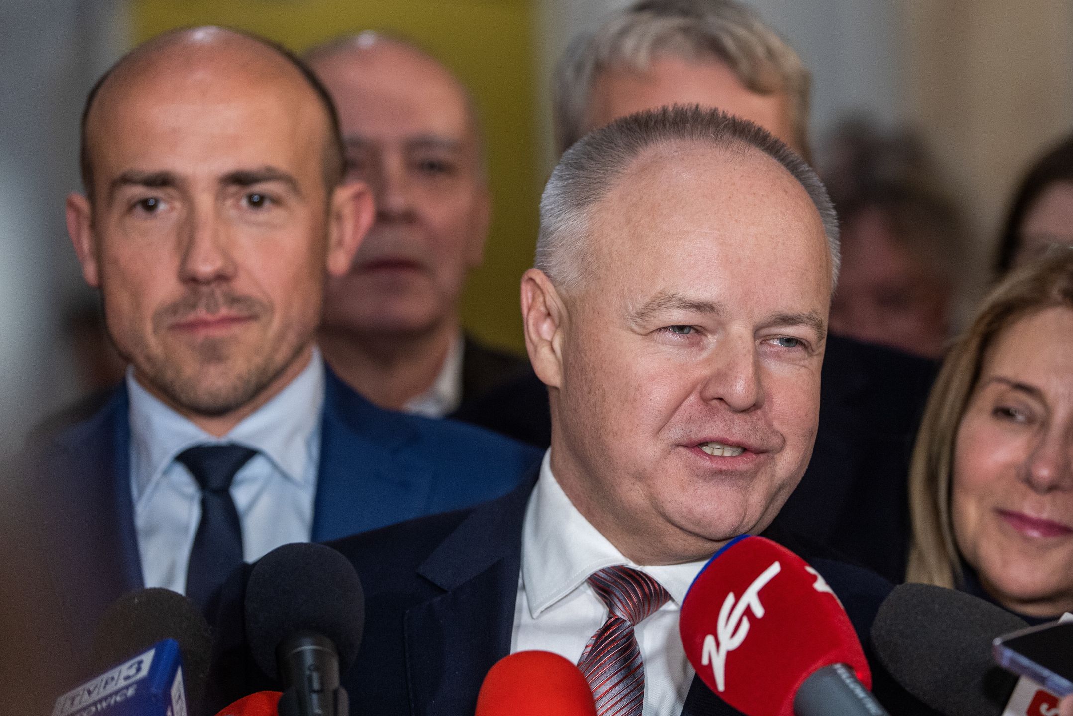 21.11.2022. Przewodniczący KP KO Borys Budka (L) oraz nowo wybrany przewodniczący Sejmiku prof. Marek Gzik (2P) podczas wypowiedzi dla mediów w przerwie posiedzenia Sejmiku Województwa Śląskiego w gmachu Sejmu Śląskiego w Katowicach, 21 bm. W Sejmiku powstał klub radych stowarzyszenia �Tak! Dla Polski�, do którego przeszedł marszałek woj. śląskiego Jakub Chełstowski oraz troje innych dotychczasowych radnych PiS. (jm) PAP/Tomasz Wiktor