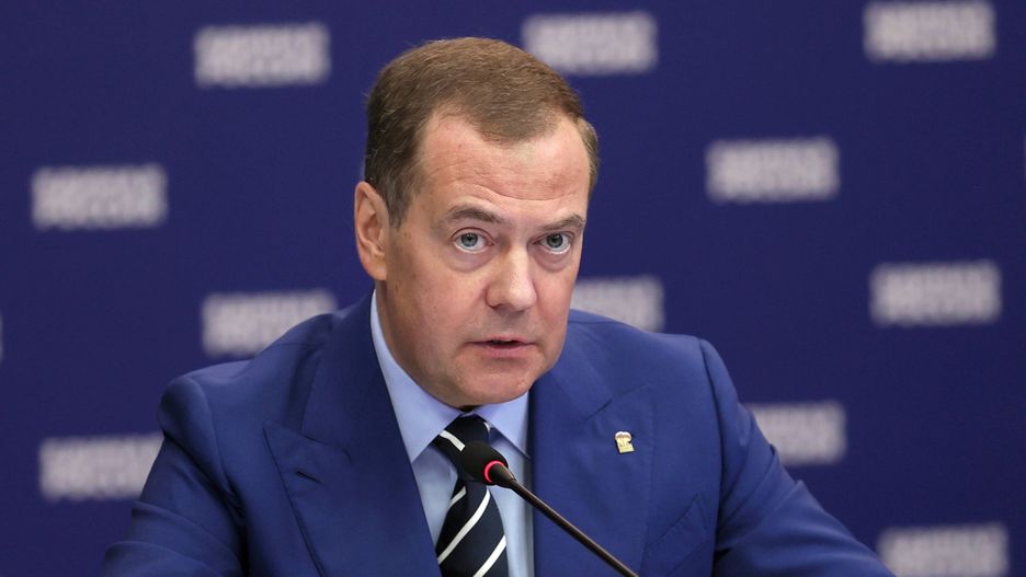 Miedwiediew wulgarnie. Grają nim służby Kremla