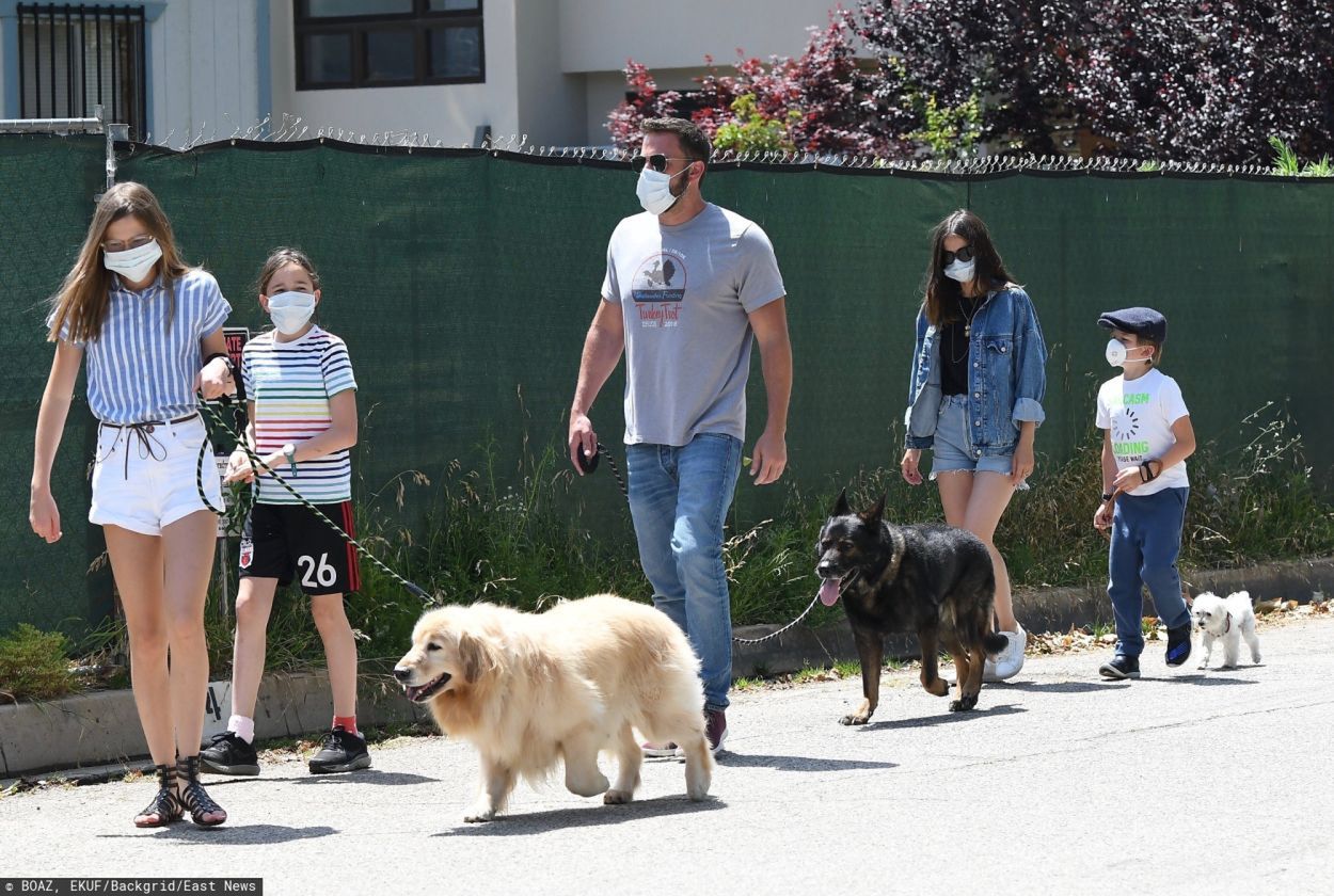 Ben Affleck z dziećmi i partnerką