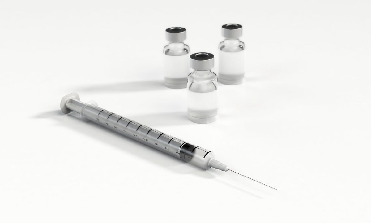 W Anglii testują już szczepionkę na koronawirusa na ludziach