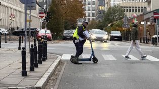Warszawa: Wjechały hulajnogą na czerwonym świetle. Nastolatki w szpitalu